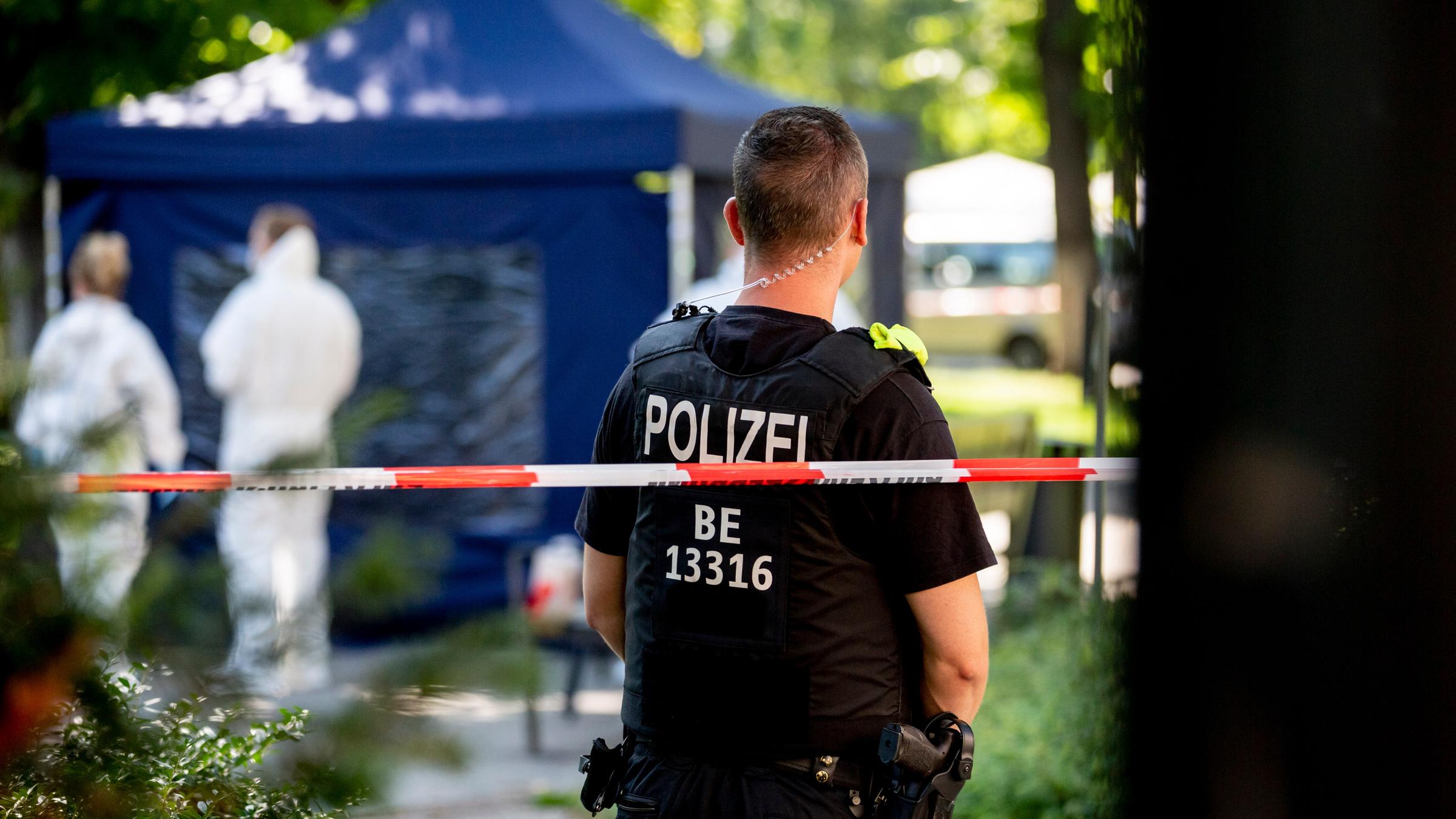Ein Polizeibeamter sichert den Tatort im Kleinen Tiergarten. Gut drei Monate nach dem Mord an einem Tschetschenen in Berlin hat der Generalbundesanwalt die Ermittlungen an sich gezogen.