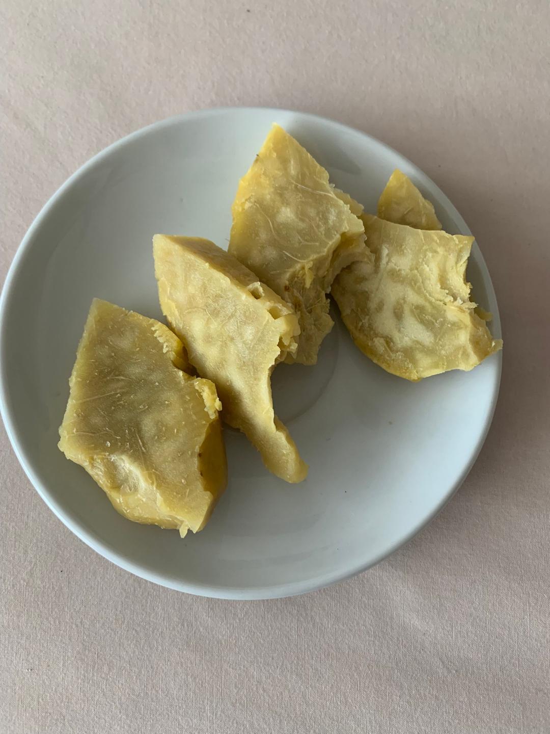 Gekochtes Taro auf einem Teller Gekochtes Taro auf einem Teller