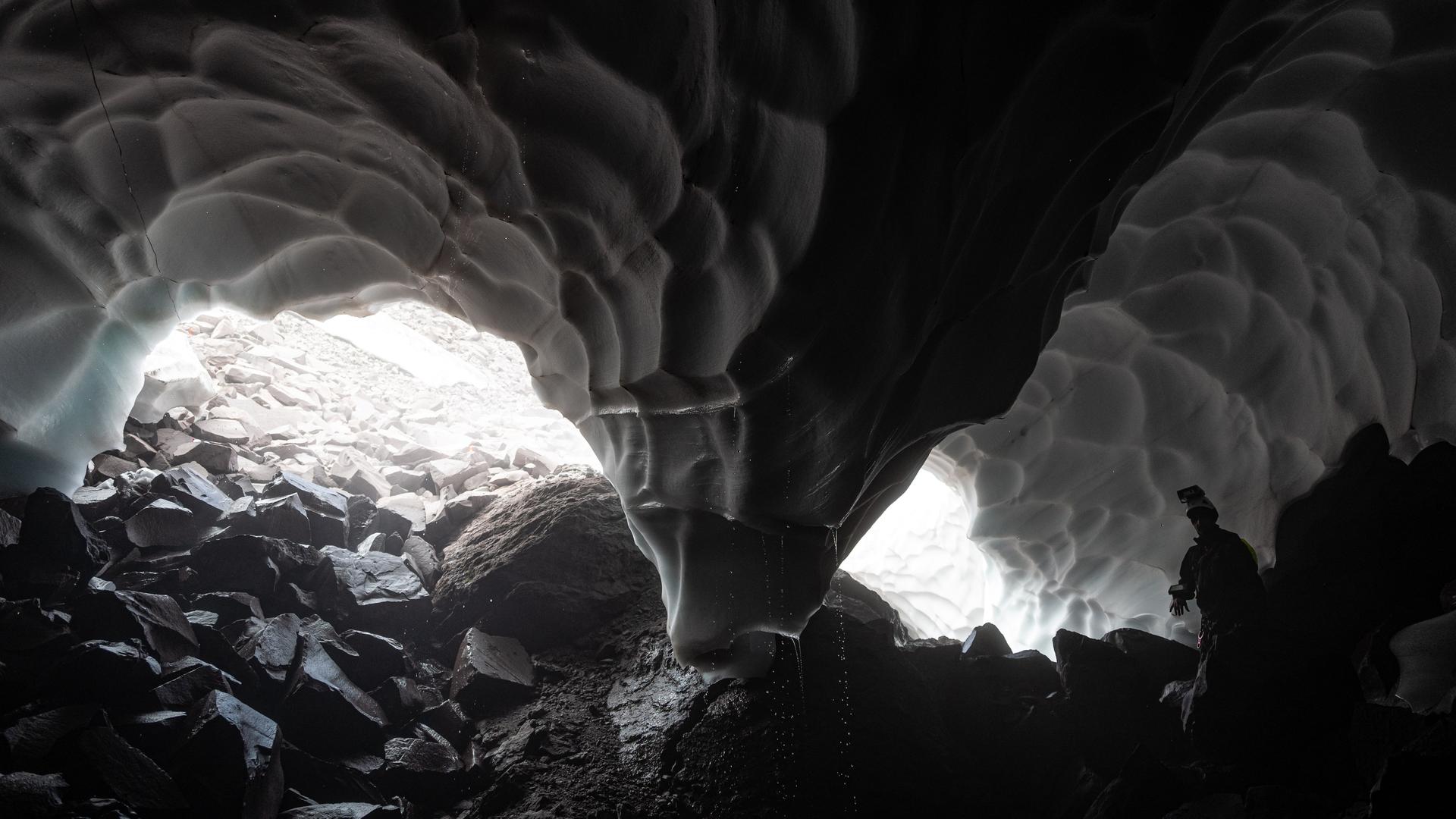 Blick aus zwei großen Eis-Toren einer Gletscherhöhle