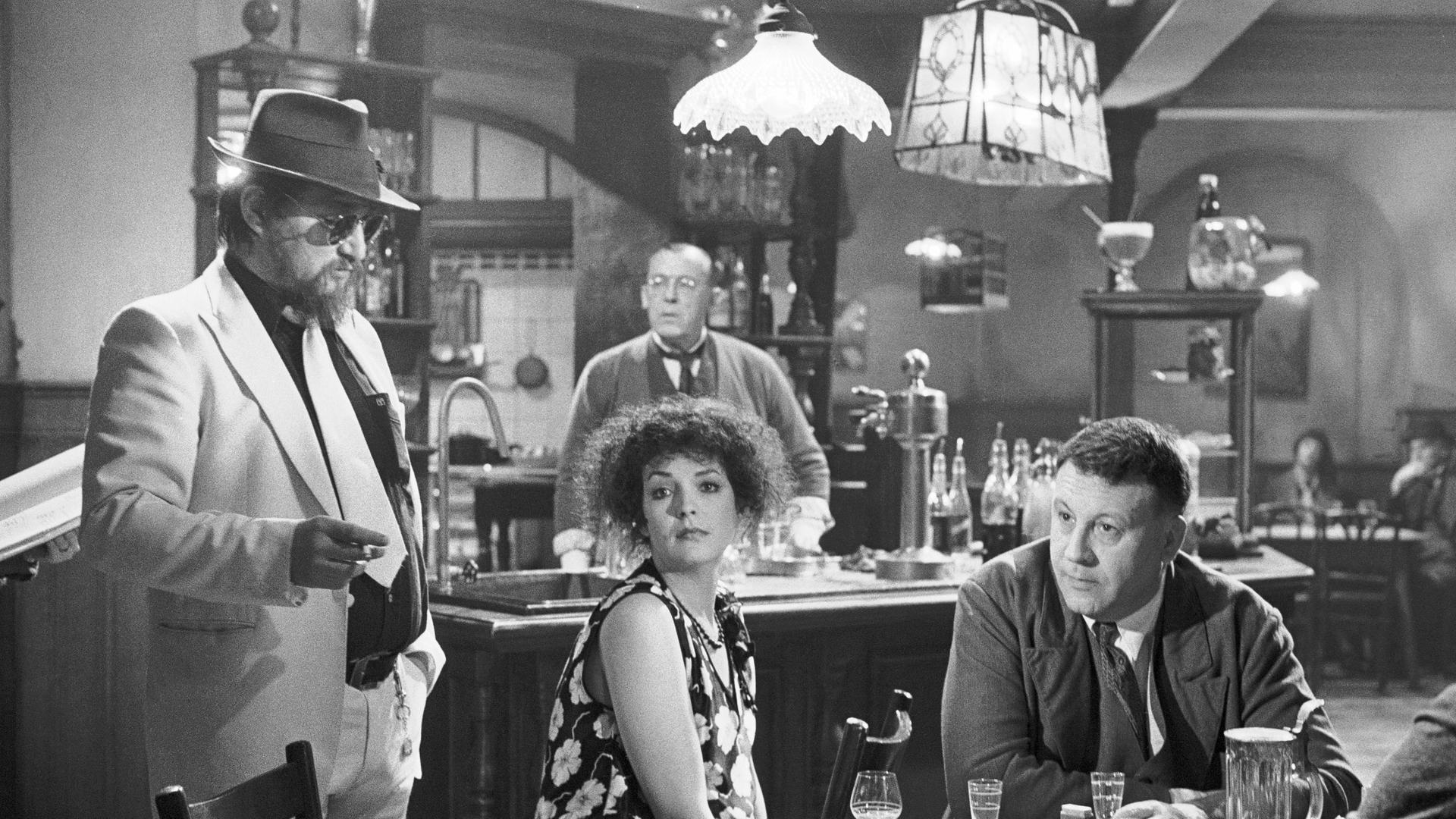 Regisseur Rainer Werner Fassbinder mit Elisabeth Trissenaar und Günter Lamprecht während der Dreharbeiten zu "Berlin Alexanderplatz" 1979. Regisseur Rainer Werner Fassbinder mit Elisabeth Trissenaar und Günter Lamprecht während der Dreharbeiten zu "Berlin Alexanderplatz" 1979.