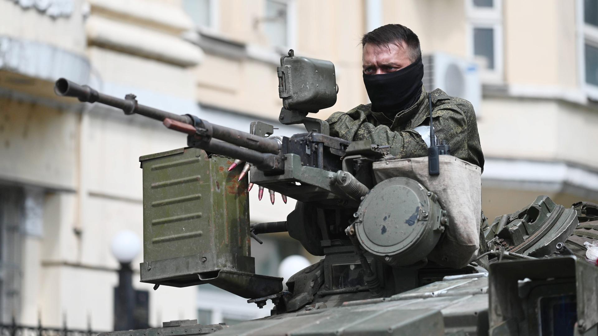 Ein Soldat des privaten russischen Militärunternehmens Wagner Mercenaries wird auf einer Straße in Rostow am Don, Russland, gesehen. Er sitzt schwer bewaffnet auf einem Panzer, 24.06.2023.