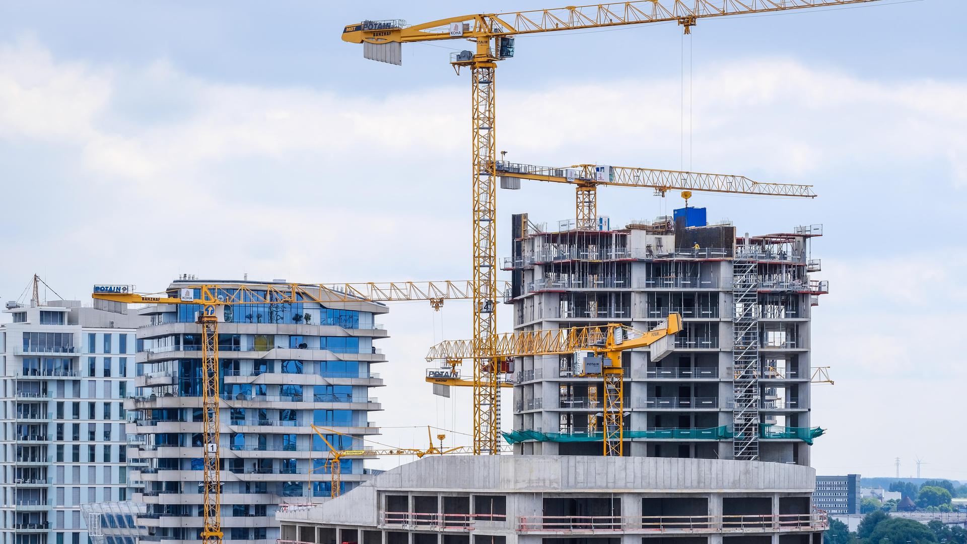 Blick auf eine Baustelle mit Rohbauten und Baukränen in Hamburg Blick auf eine Baustelle mit Rohbauten und Baukränen in Hamburg