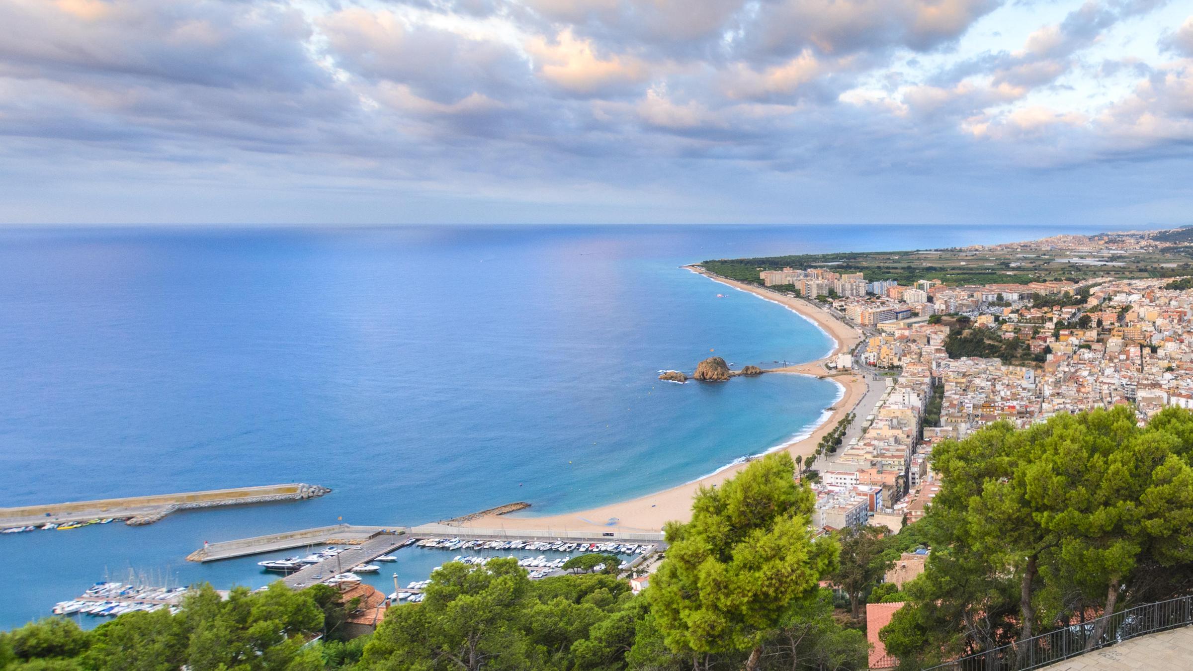 Panorama-Aussicht auf den Strand und die Küste Kataloniens in Spanien