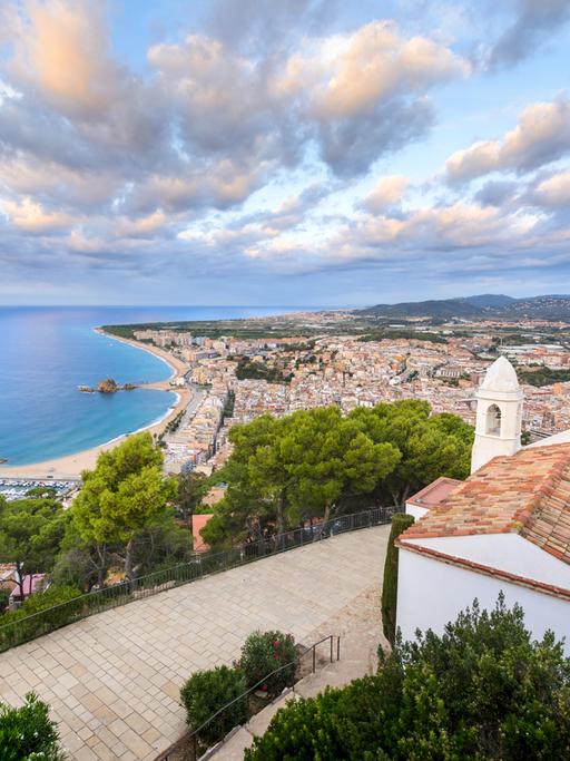 Panorama-Aussicht auf den Strand und die Küste Kataloniens in Spanien