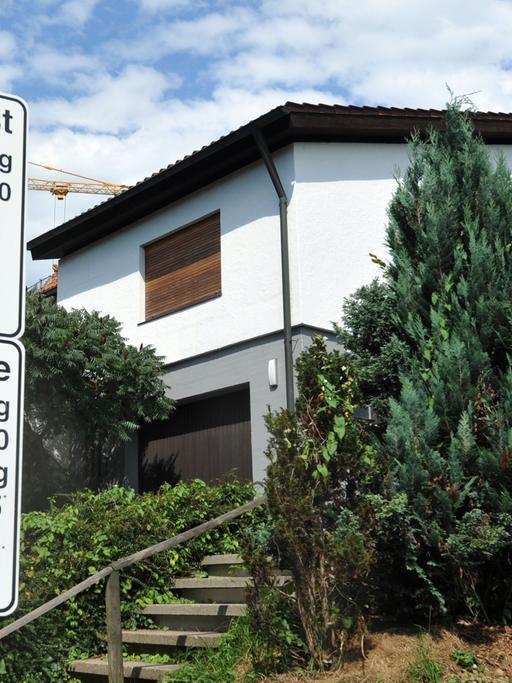 An einem Haus in Leutkirch (Kreis Ravensburg) sind die Rollläden heruntergelassen. Vor dem Haus zwei Schilder mit Hinweise auf den Gottesdienst und die Heilige Messe