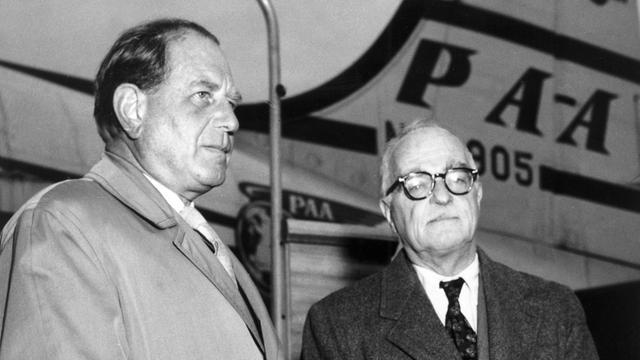Der Verleger Dr. Gottfried Bermann Fischer (l) und der amerikanische Schriftsteller und Dramatiker Thornton Wilder am 26. September 1957 in Frankfurt. Bermann Fischer hatte den Verlag S. Fischer während der Nazi-Diktatur nach New York verlagert, nach 1945 dann wieder nach Frankfurt.