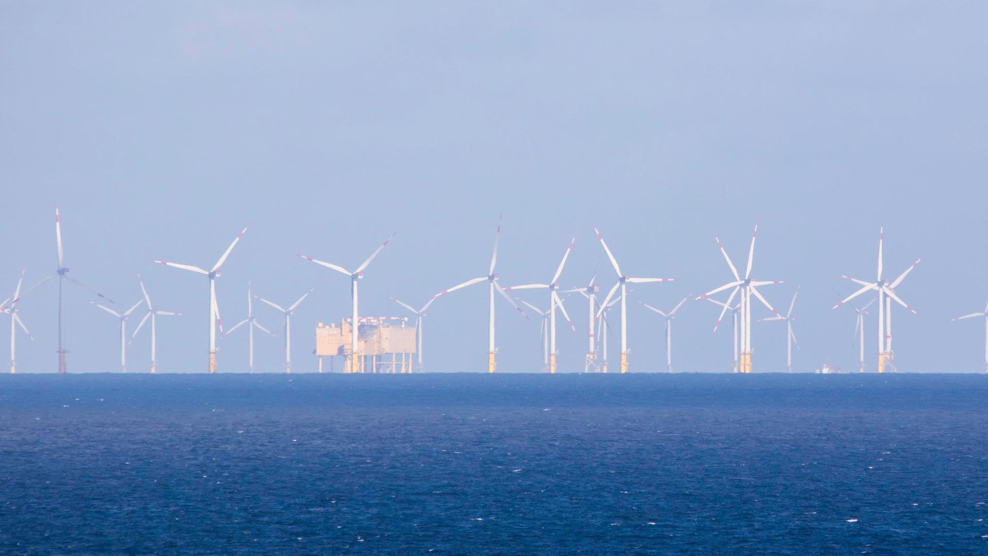 Ein Windpark bei Helgoland, die Windräder stehen im Meer