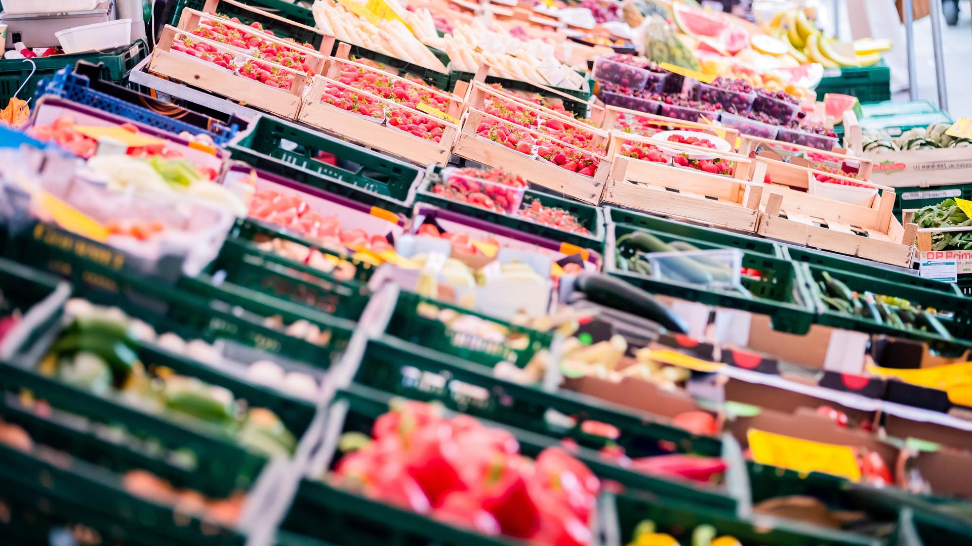 Obst und Gemüse werden auf einem Wochenmarkt im Berliner Ortsteil Schöneberg angeboten. Obst und Gemüse werden auf einem Wochenmarkt im Berliner Ortsteil Schöneberg angeboten.