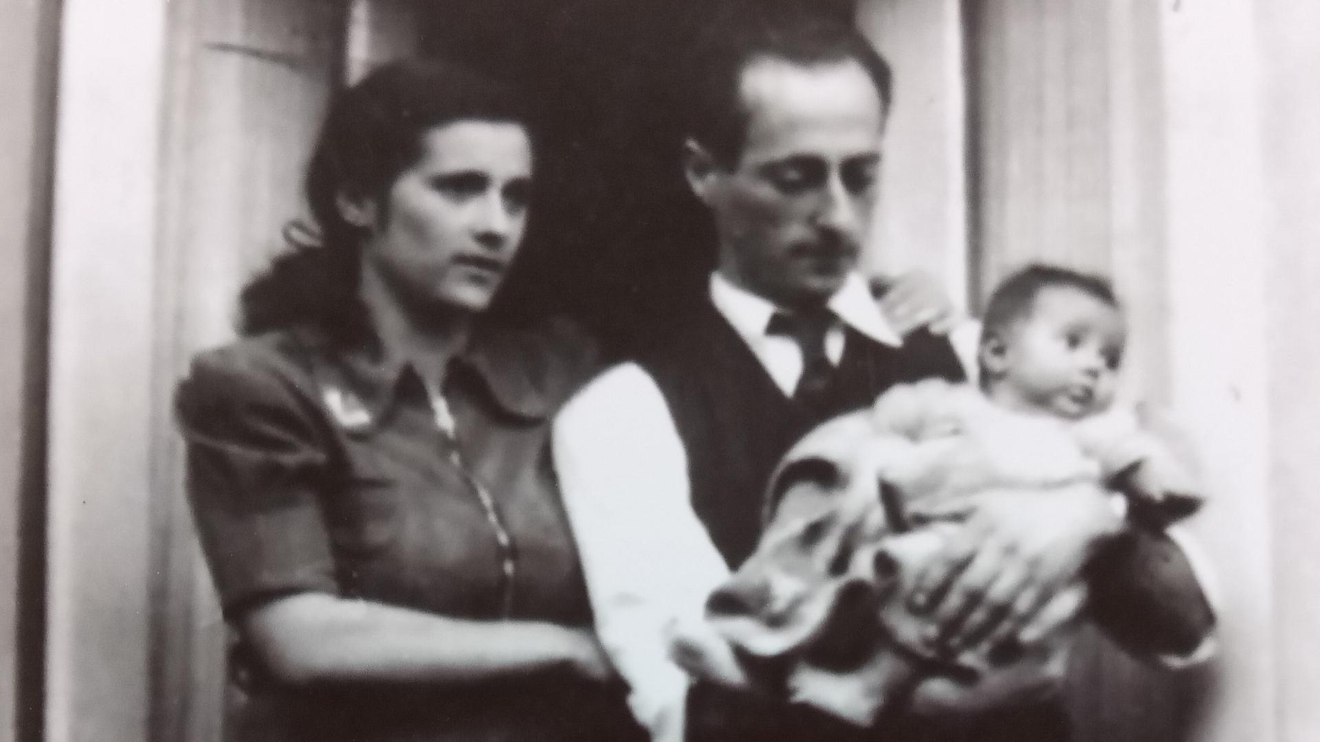 Ein privates Familienbild der Eltern der Shoa Überlebenden Rozette Kats: Henderina Eliasar und Emanuel Louis Kats halten sie als Baby auf dem Arm. Ein privates Familienbild der Eltern der Shoa Überlebenden Rozette Kats: Henderina Eliasar und Emanuel Louis Kats halten sie als Baby auf dem Arm.