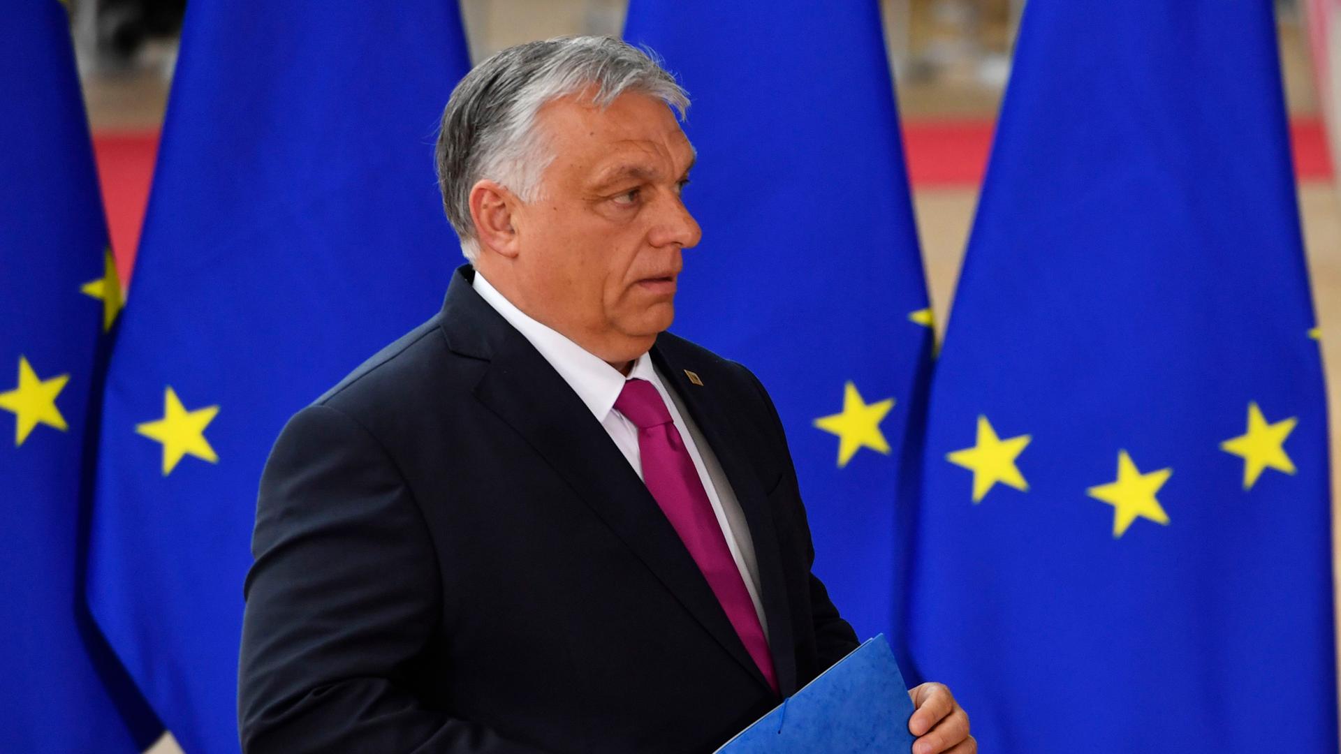 Belgien, Brüssel: Viktor Orban, Premierminister von Ungarn, trifft zu einem außerordentlichen Treffen der EU-Staats- und Regierungschefs in Brüssel ein. Belgien, Brüssel: Viktor Orban, Premierminister von Ungarn, trifft zu einem außerordentlichen Treffen der EU-Staats- und Regierungschefs in Brüssel ein.