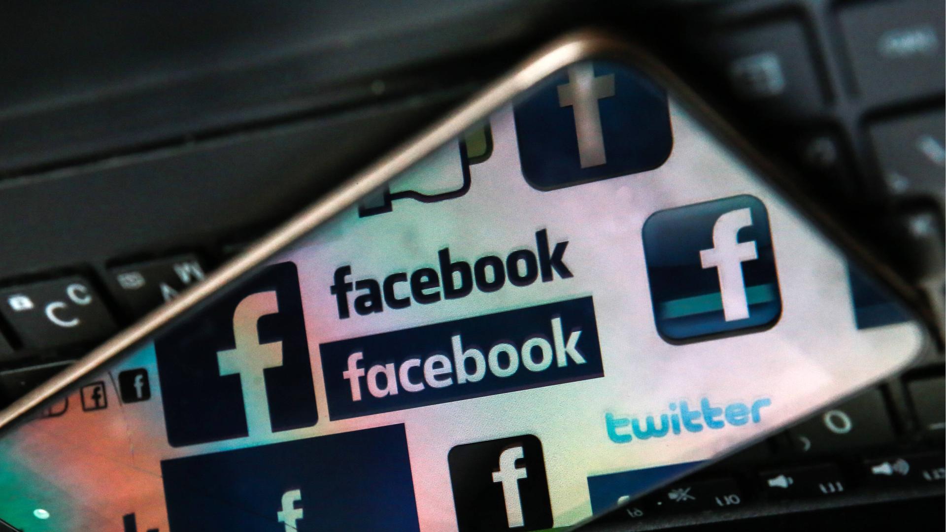 Facebook und Twitter-Logos auf einem Bildschirm. Facebook und Twitter-Logos auf einem Bildschirm.