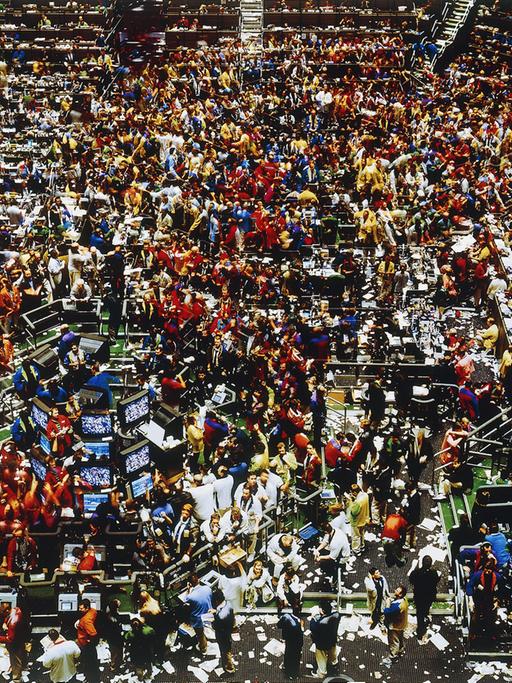 Das Foto von Andreas Gursky zeigt die Börse in Chicago aus der Vogelperspektive als nahezu abstraktes Chaos aus Farben und Formen.