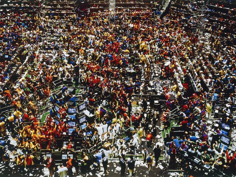 Das Foto von Andreas Gursky zeigt die Börse in Chicago aus der Vogelperspektive als nahezu abstraktes Chaos aus Farben und Formen.
