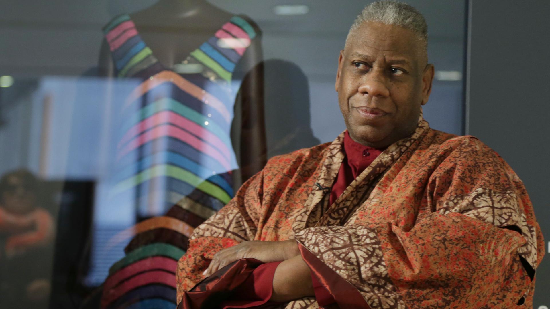 Der Modeexperte André Leon Talley, ehemaliger Kreativdirektor der "Vogue", steht vor einem Schaufenster mit einer Modepuppe, die ein bunt gestreiftes Kleid trägt. Der Modeexperte André Leon Talley, ehemaliger Kreativdirektor der "Vogue", steht vor einem Schaufenster mit einer Modepuppe, die ein bunt gestreiftes Kleid trägt.