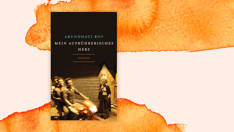 Cover des Buchs "Mein aufrührerisches Herz" von Arundhati Roy. Eine Frau steht an einer Straßenecke, drei junge Männer auf einem Motorrad fahren vorbei.