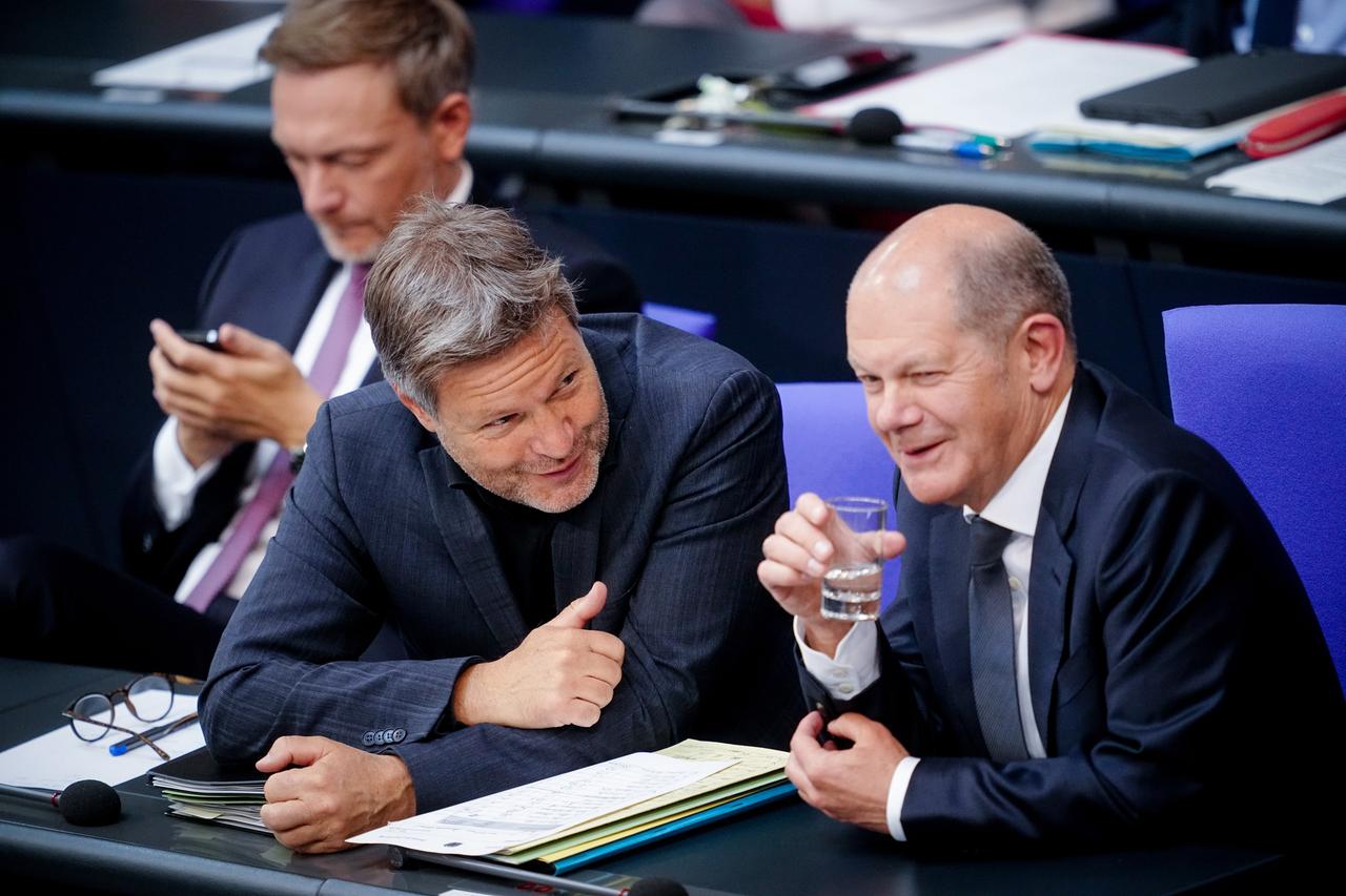 Robert Habeck (Bündnis 90/Die Grünen), Bundesminister für Wirtschaft und Klimaschutz, auf der Regierungsbank im Bundestag neben Bundeskanzler Olaf Scholz (SPD, r) und Bundesfinanzminister Christian Lindner (FDP) Robert Habeck (Bündnis 90/Die Grünen), Bundesminister für Wirtschaft und Klimaschutz, auf der Regierungsbank im Bundestag neben Bundeskanzler Olaf Scholz (SPD, r) und Bundesfinanzminister Christian Lindner (FDP)