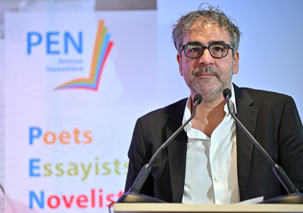 Deniz Yücel, Präsident der Schriftstellervereinigung PEN-Zentrums Deutschland steht am Rednerpult. Deniz Yücel, Präsident der Schriftstellervereinigung PEN-Zentrums Deutschland steht am Rednerpult.