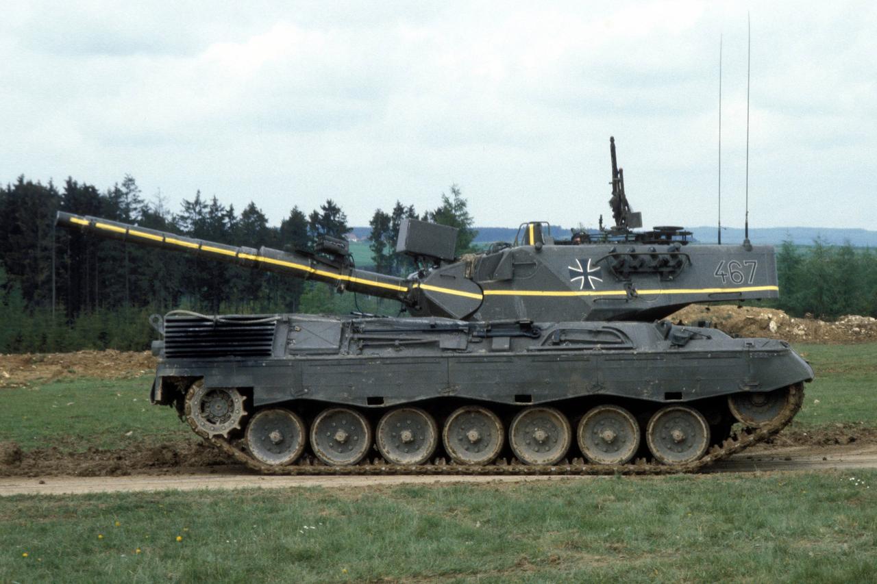Ein Panzer des Typs Leopard 1 A4 der Deutschen Bundeswehr während eines Manövers. Ein Panzer des Typs Leopard 1 A4 der Deutschen Bundeswehr während eines Manövers.