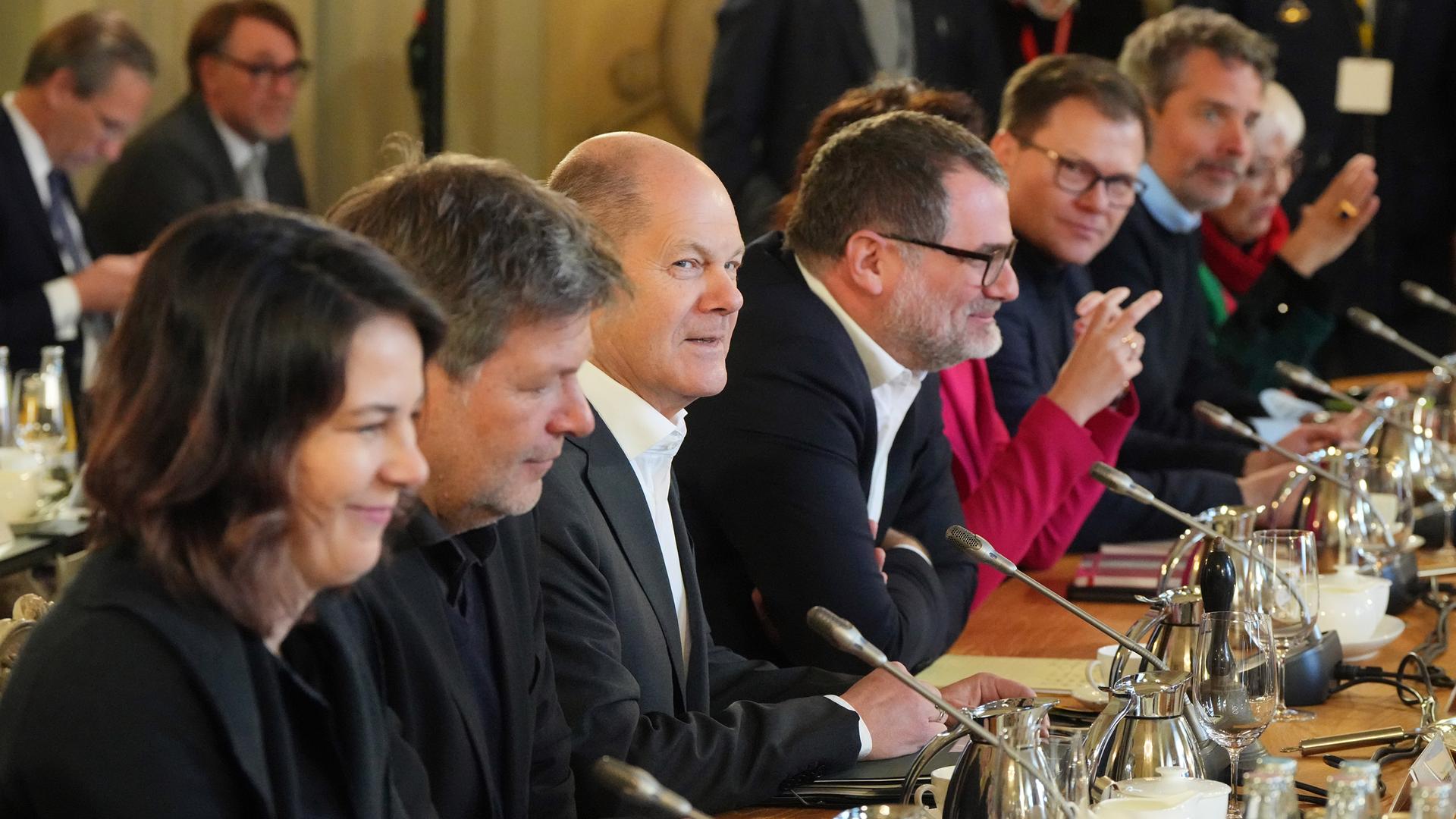 Koalitionspolitiker mit Bundeskanzler Scholz (Mitte) bei ihrer Klausur auf Schloss Meseberg Koalitionspolitiker mit Bundeskanzler Scholz (Mitte) bei ihrer Klausur auf Schloss Meseberg