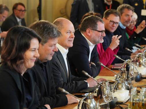 Koalitionspolitiker mit Bundeskanzler Scholz (Mitte) bei ihrer Klausur auf Schloss Meseberg