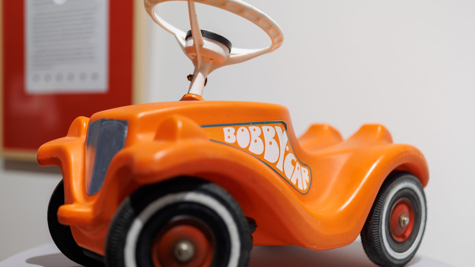 Kleines rotes Rutschauto: Vor 50 Jahren kam das erste Bobby-Car auf den Markt. Seither wurden über 20 Millionen der Fürther Fahrzeuge verkauft. Kleines rotes Rutschauto: Vor 50 Jahren kam das erste Bobby-Car auf den Markt. Seither wurden über 20 Millionen der Fürther Fahrzeuge verkauft.