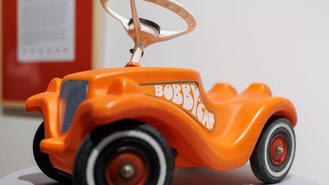 Kleines rotes Rutschauto: Vor 50 Jahren kam das erste Bobby-Car auf den Markt. Seither wurden über 20 Millionen der Fürther Fahrzeuge verkauft. 