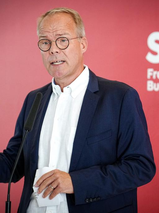 Matthias Miersch, stellvertretender SPD-Fraktionsvorsitzender, gibt eine Pressekonferenz zu Beginn der Fraktionssitzung seiner Partei.