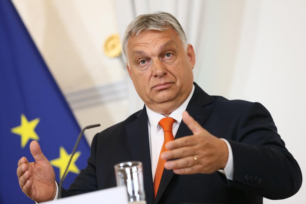 Ungarns Ministerpräsident Viktor Orbán bei einem Besuch in Österreich, seitlich ist die europäische Flagge zu sehen Ungarns Ministerpräsident Viktor Orbán bei einem Besuch in Österreich, seitlich ist die europäische Flagge zu sehen