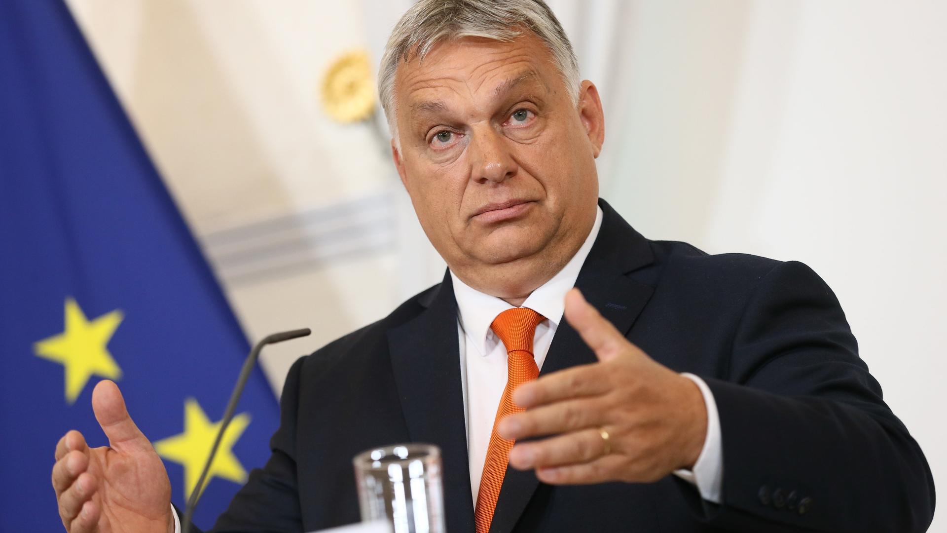 Ungarns Ministerpräsident Viktor Orbán bei einem Besuch in Österreich, seitlich ist die europäische Flagge zu sehen
