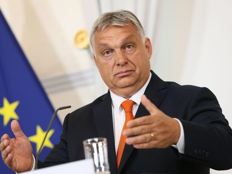 Ungarns Ministerpräsident Viktor Orbán bei einem Besuch in Österreich, seitlich ist die europäische Flagge zu sehen
