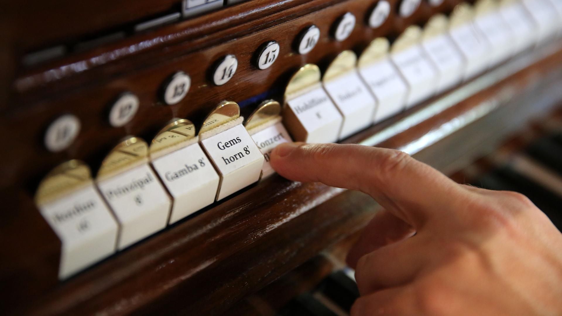 Nahaufnahme eines Fingers, der eine Taste drückt: Der Organist des Leipziger Gewandhauses, Michael Schönheit, übt am 26.06.2015 für ein Festkonzert auf der restaurierten Orgel der Kirche St. Afra in Meißen (Sachsen). Nahaufnahme eines Fingers, der eine Taste drückt: Der Organist des Leipziger Gewandhauses, Michael Schönheit, übt am 26.06.2015 für ein Festkonzert auf der restaurierten Orgel der Kirche St. Afra in Meißen (Sachsen).