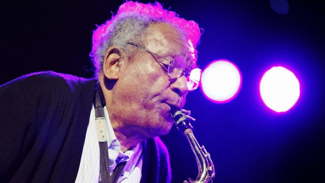 Anthony Braxton beim Jazz Middelheim Festival auf der Bühne mit Saxophon.