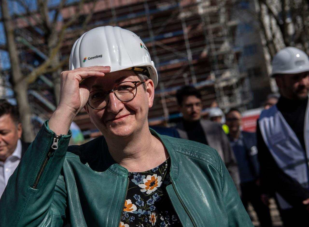 Berlin: Bundesbauministerin Klara Geywitz (SPD) trägt bei einem Baustellenrundgang einen Bauhelm.