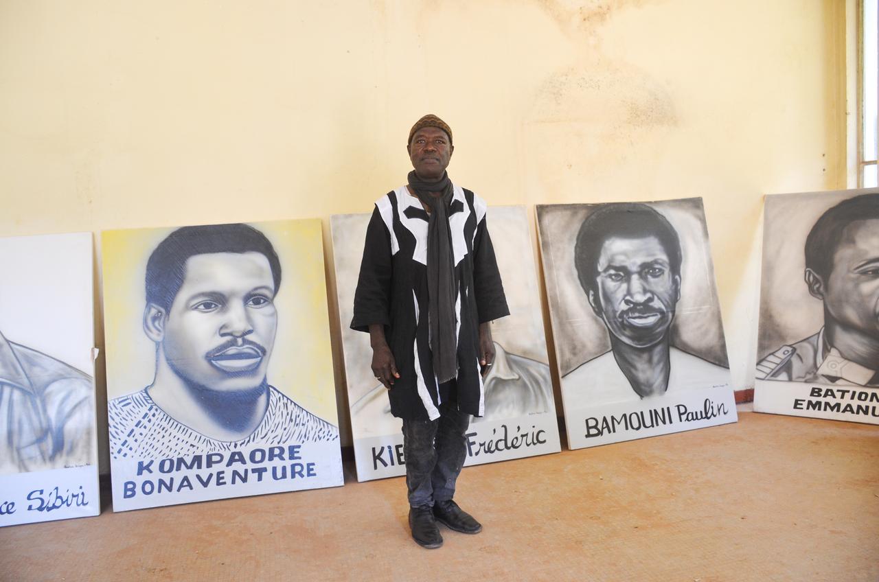 Porträt von Alouna Traoré am Ort des Attentats.
