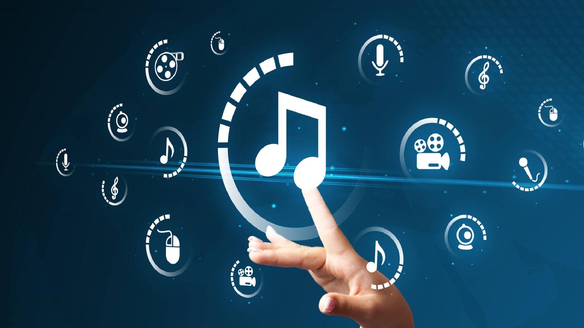 Eine Frauenhand wählt den Musikbutton einer imaginären Wolke mit Symbolen aus. Eine Frauenhand wählt den Musikbutton einer imaginären Wolke mit Symbolen aus.