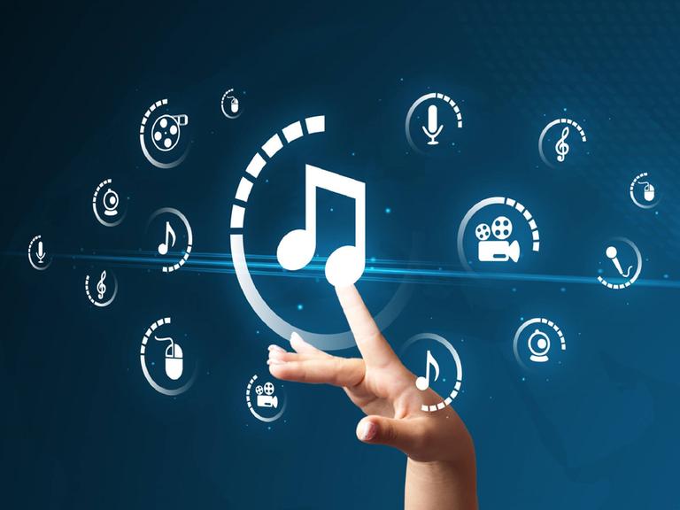 Eine Frauenhand wählt den Musikbutton einer imaginären Wolke mit Symbolen aus.