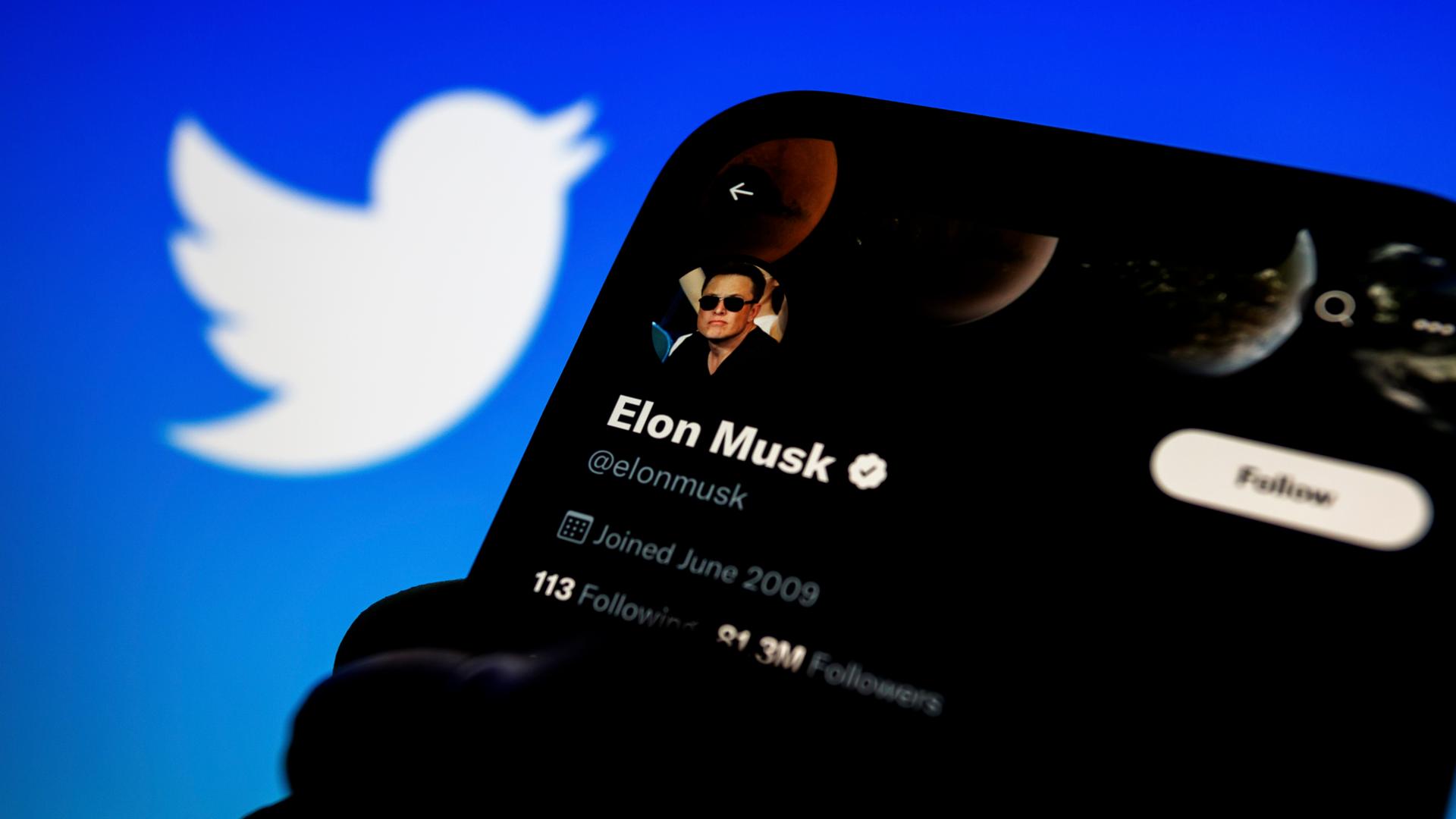 Das Twitter-Profil von Elon Musk auf einem Handy