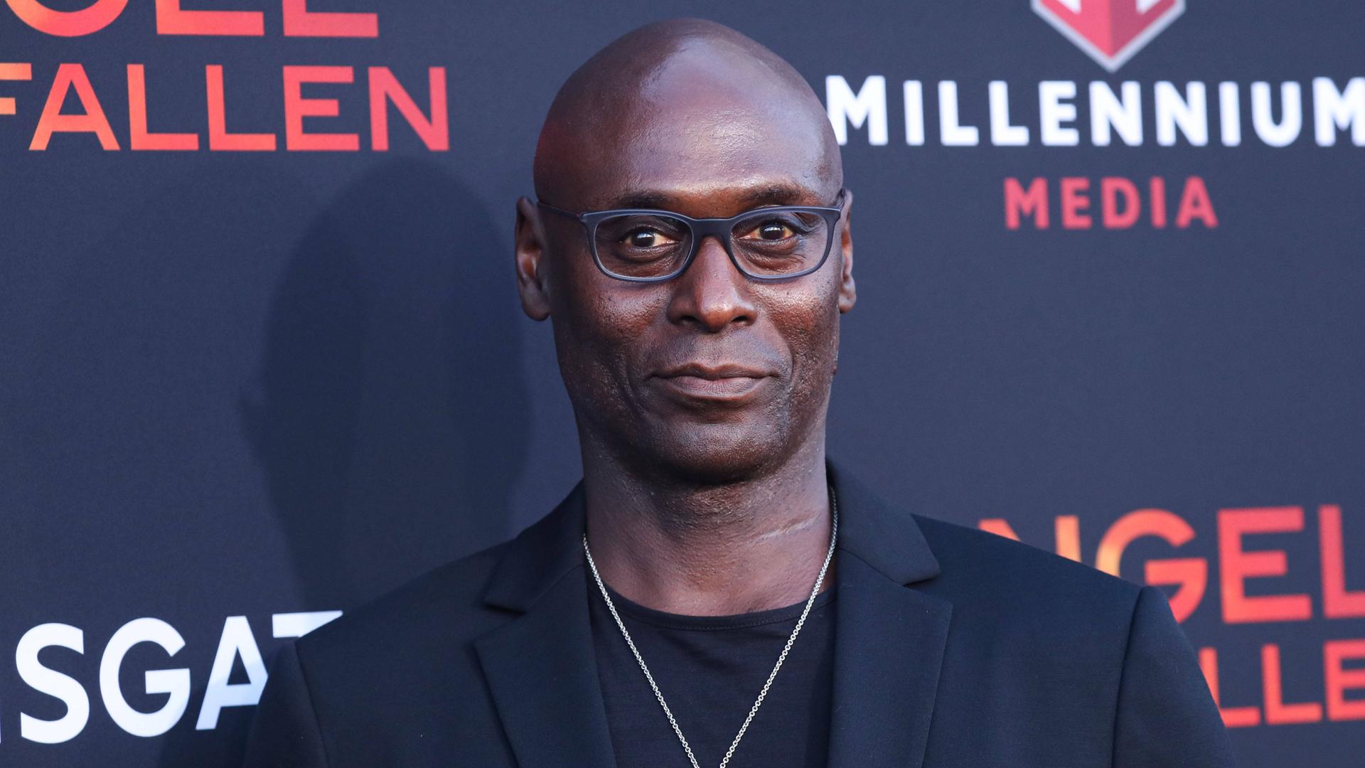 Lance Reddick blickt in die Kamera. Lance Reddick blickt in die Kamera.