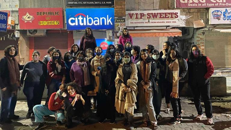 Eine Gruppe von Frauen in einer Straße von Neu-Delhi Eine Gruppe von Frauen in einer Straße von Neu-Delhi