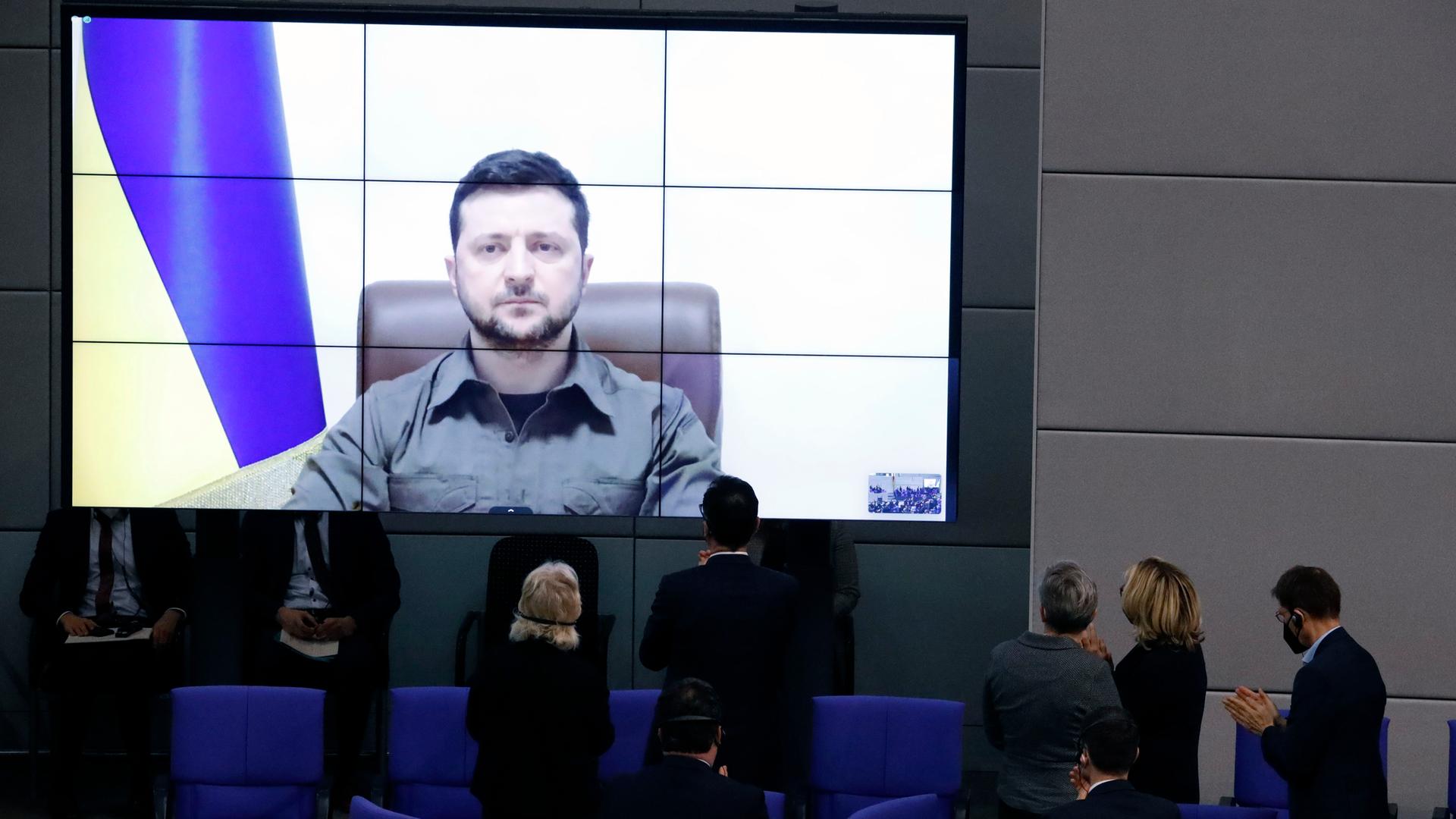 Der ukrainische Präsident Selenskyj hält eine Rede vor dem Bundestag. Die Rede wird per Video übertragen. Der ukrainische Präsident Selenskyj hält eine Rede vor dem Bundestag. Die Rede wird per Video übertragen.