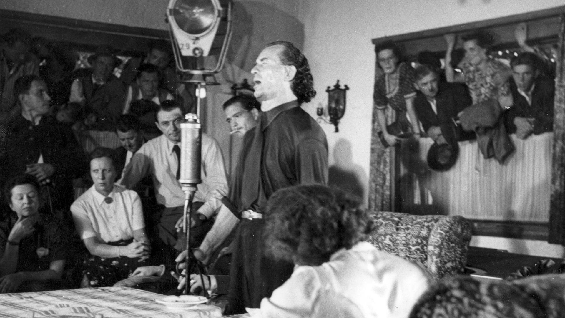 Eine historische schwarzweiss Aufnahme des "Wunderheilers" Bruno Gröning umringt von Anhängern, ca.1958. Eine historische schwarzweiss Aufnahme des "Wunderheilers" Bruno Gröning umringt von Anhängern, ca.1958.