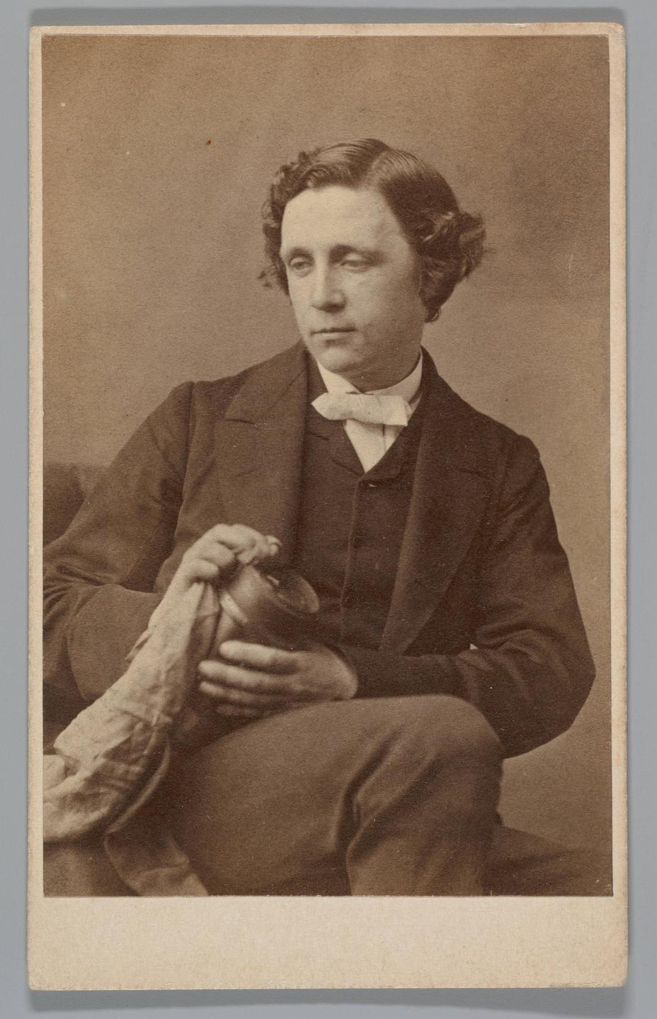 Lewis Carroll (Charles Lutwidge Dodgson) in einer Portraitaufnahme von 1863. Lewis Carroll (Charles Lutwidge Dodgson) in einer Portraitaufnahme von 1863.