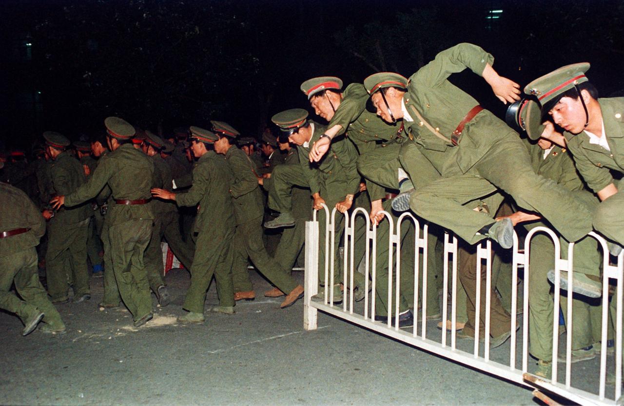 Soldaten der Volksarmee stürmen den Platz des Himmlischen Friedens (Tiananmen) in Peking, auf dem Studenten für mehr Demokratie, Pressefreiheit und gegen Parteiprivilegien demonstrierten