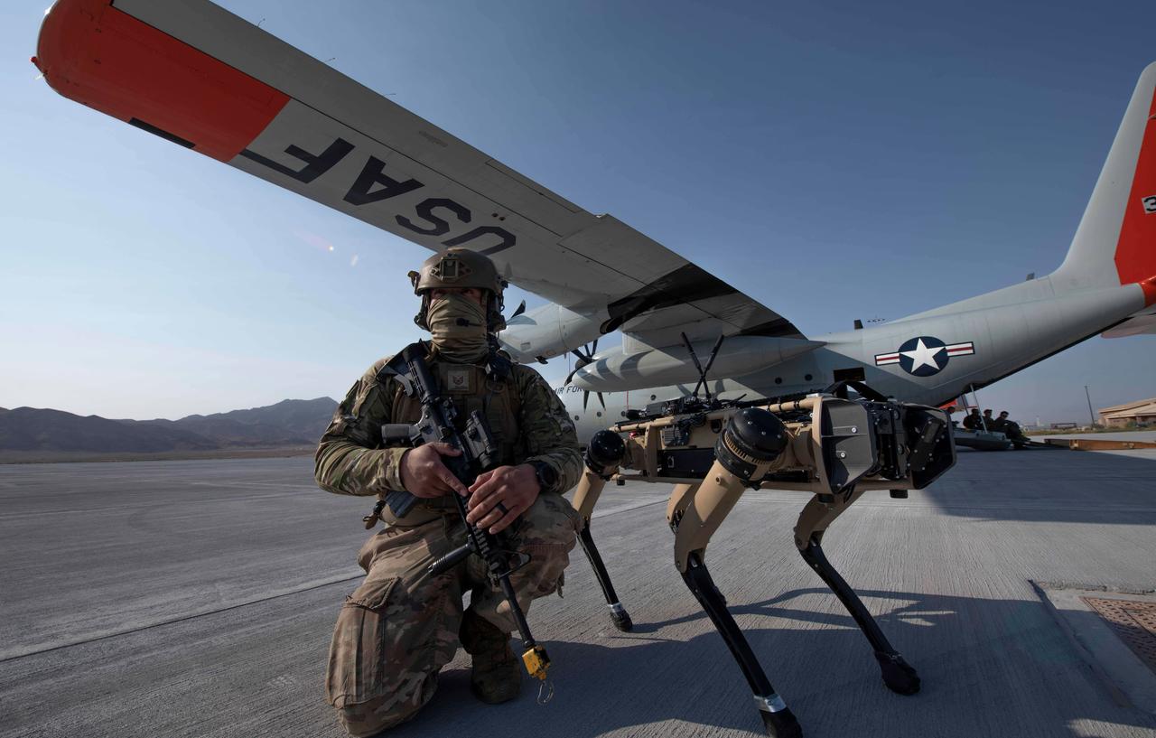 Ein US-Soldat und das "unbemannte Bodenvehikel" Ghost Q-UGV alias "Roboterhund" bei einer "Advanced Battle Management System"-Übung auf der Nellis Air Force Base