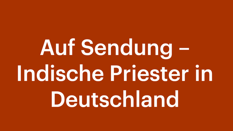 Eine Grafik mit orangenem Hintergrund und einem weißen Schriftzug: "Auf Sendung - Indische Prister in Deutschland"