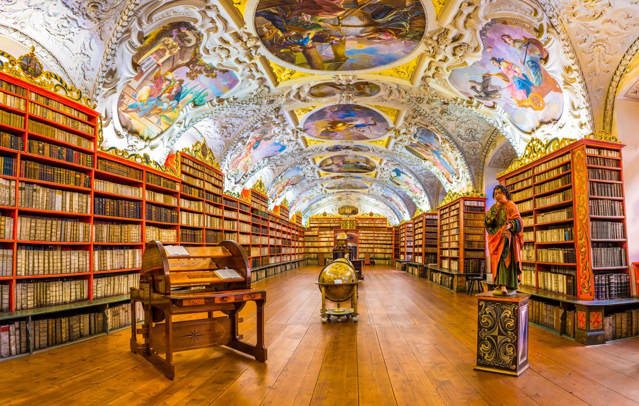 Historische Bibliothek in Prag mit Globen, alten Büchern und farbenfrohen Deckengemälden. Historische Bibliothek in Prag mit Globen, alten Büchern und farbenfrohen Deckengemälden.