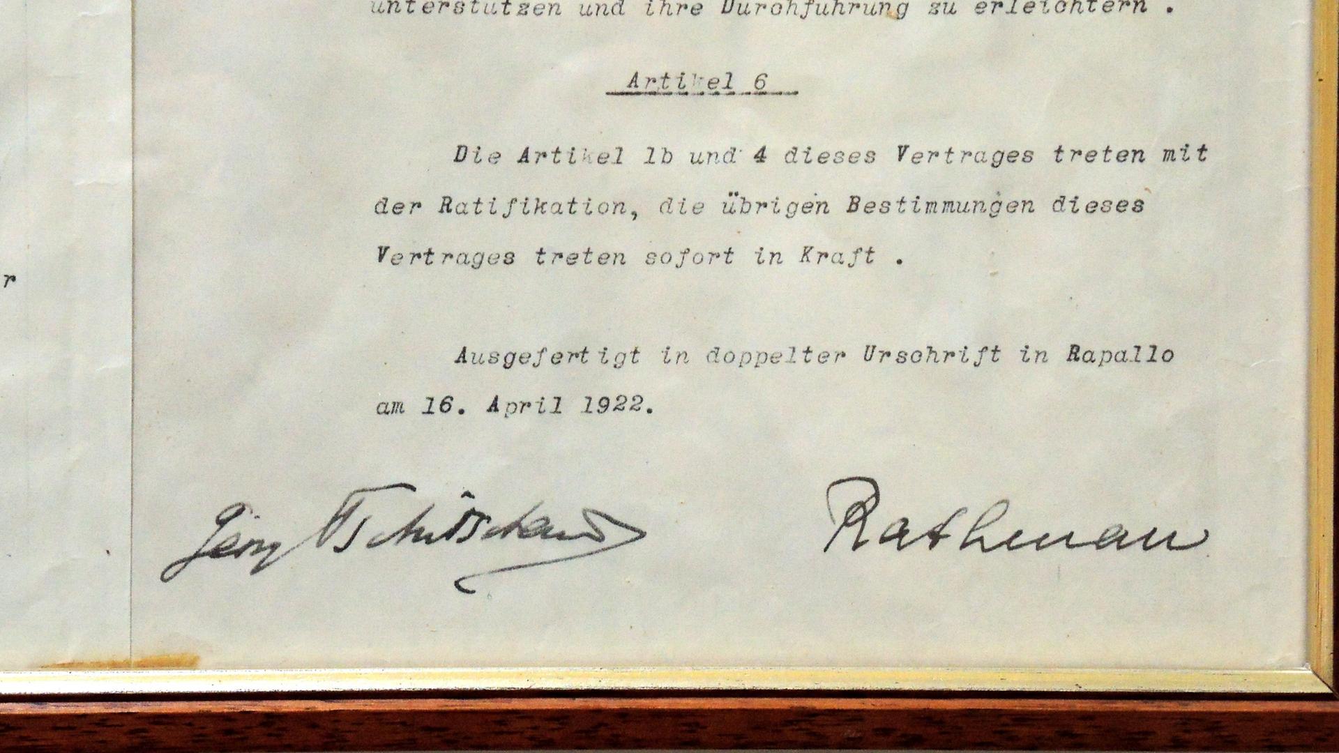 Teilansicht der deutschsprachigen Kopie des "Vertrages von Rapallo", unterzeichnet von dem damaligen deutschen Außenminister Walther Rathenau (.r) und dem sowjetrussichen Außenminister Georgi Tschitscherin (l.). Der deutsch- russische Freundschaftsvertrag wurde am 16. April 1922 im Imperiale Palace Hotel in Santa Margherita bei Rapallo (Italien) unterzeichnet