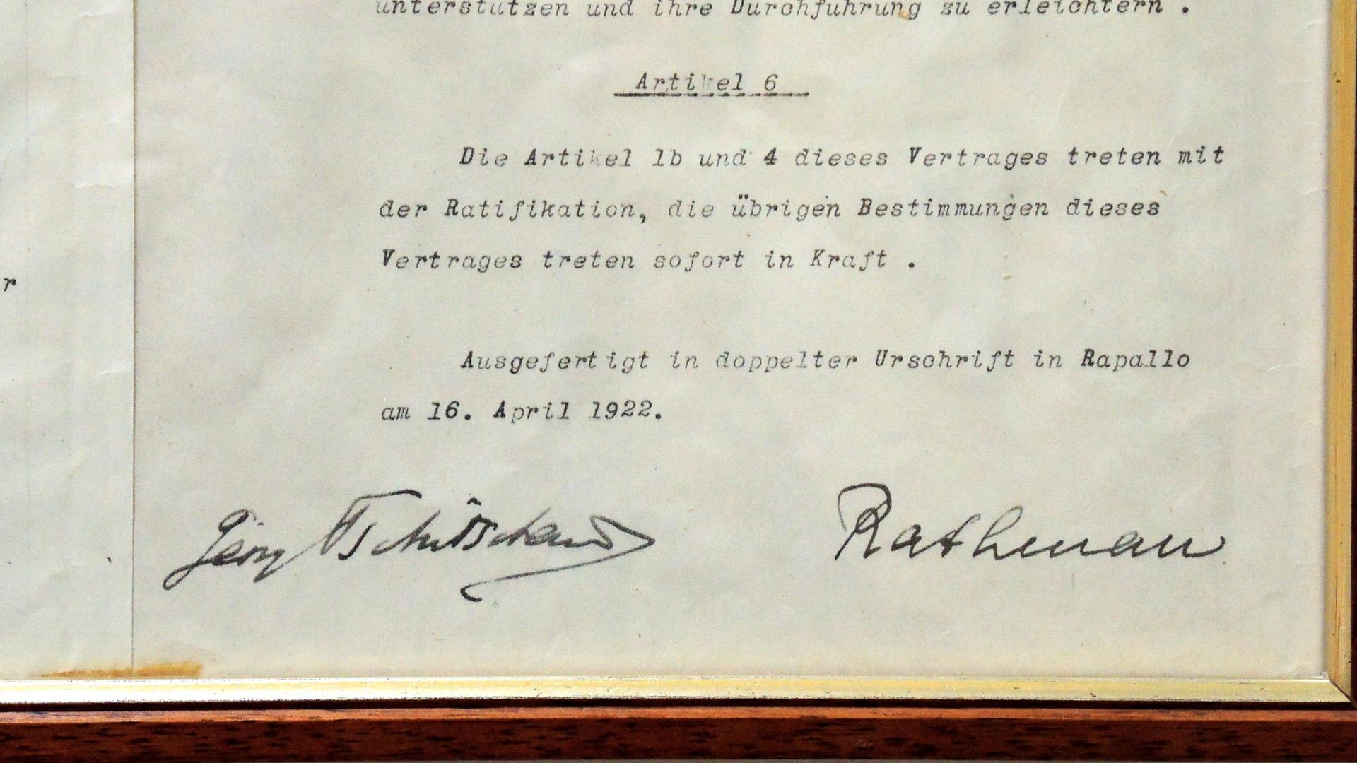Teilansicht der deutschsprachigen Kopie des "Vertrages von Rapallo", unterzeichnet von dem damaligen deutschen Außenminister Walther Rathenau (.r) und dem sowjetrussichen Außenminister Georgi Tschitscherin (l.). Der deutsch- russische Freundschaftsvertrag wurde am 16. April 1922 im Imperiale Palace Hotel in Santa Margherita bei Rapallo (Italien) unterzeichnet Teilansicht der deutschsprachigen Kopie des "Vertrages von Rapallo", unterzeichnet von dem damaligen deutschen Außenminister Walther Rathenau (.r) und dem sowjetrussichen Außenminister Georgi Tschitscherin (l.). Der deutsch- russische Freundschaftsvertrag wurde am 16. April 1922 im Imperiale Palace Hotel in Santa Margherita bei Rapallo (Italien) unterzeichnet