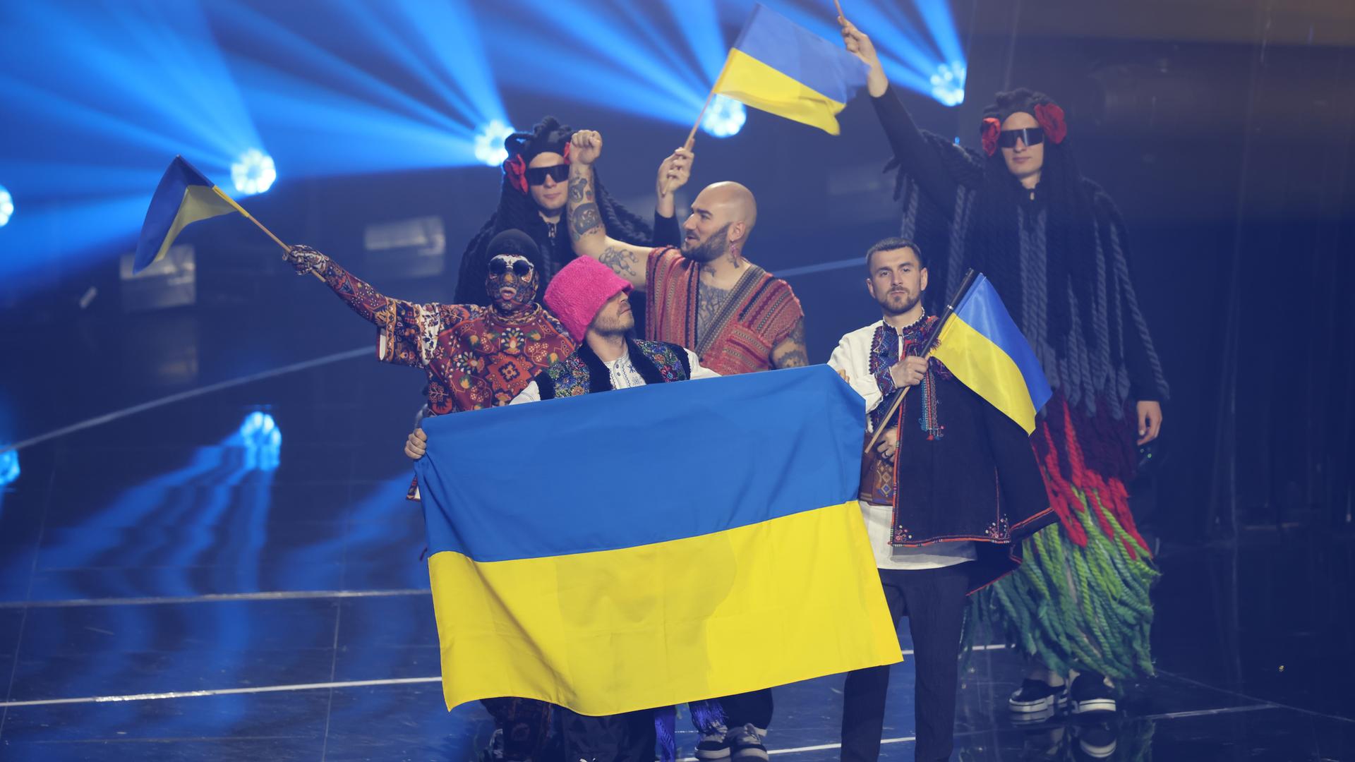 Die Gruppe Kalush Orchestra aus der Ukraine mit Flaggen von der Ukraine beim Eurovision Song Contest.