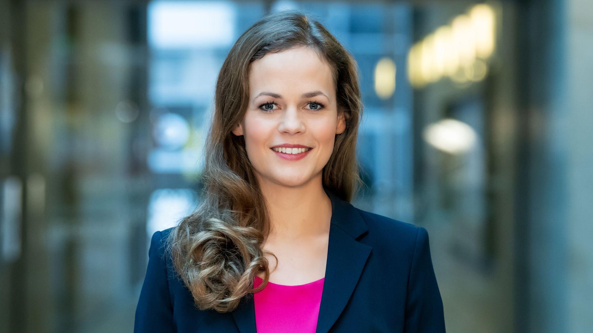 Harriet von Waldenfels im Porträt. Harriet von Waldenfels im Porträt.